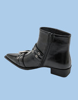 Pointed toe low buckle boots