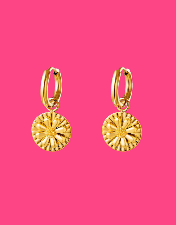 Earrings with daisy charm