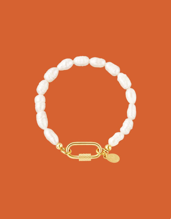 Pearl bracelet with oval closure
